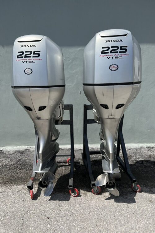 PAIR OF 2018 HONDA 225HP 4 STROKE OUTBOARD MOTORS WITH 30″ SHAFTS